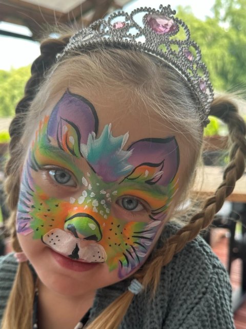 Malování na obličej duhovými barvami