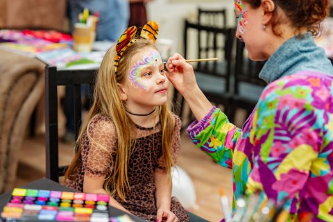 Malování na obličej duhovými barvami